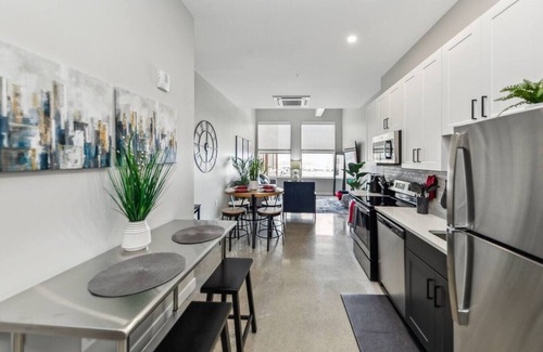 Downtown Cincinnati Apartment | Walk to Bengals, Reds, Free Parking, King Bed, Gym
