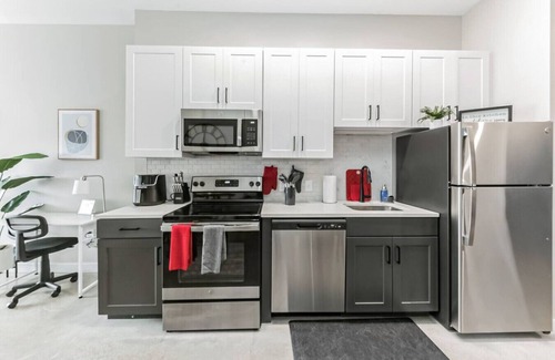 Downtown Cincinnati Apartment | Walk to Bengals, Reds, Free Parking, King Bed, Gym