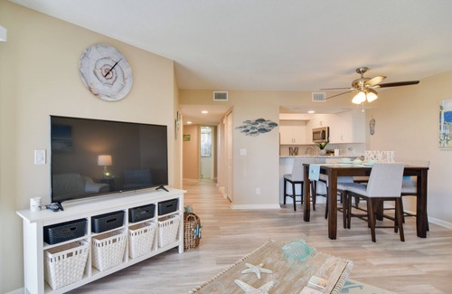 Bradenton Beach Condo | Walk to Bradenton Beach: Gulf-View Home w/Lanai