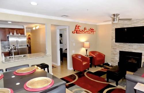 North Capitol Condo | ❤️Walk to Broadway/Close to ALL Venues/King Beds/Free Parking/On the River! POOL