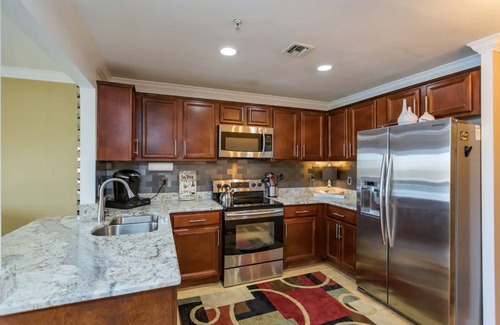 North Capitol Condo | ❤️Walk to Broadway/Close to ALL Venues/King Beds/Free Parking/On the River! POOL