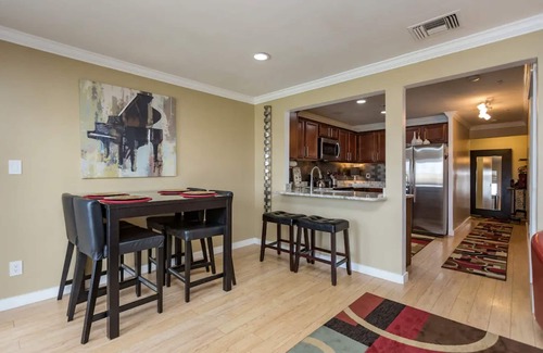 North Capitol Condo | ❤️Walk to Broadway/Close to ALL Venues/King Beds/Free Parking/On the River! POOL