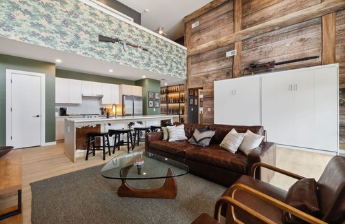 Sobro Condo | Walk to Broadway, Pool, Gym, Parking at The Man Cave/Cowboys & Playboys in Downtown Nashville