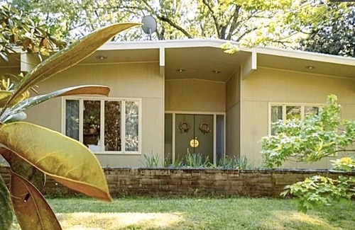 Oxford House | Walk to Campus, Minutes to Square: Entire Home w Spacious Yard, Pet-Friendly!