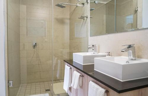 Century City Apartment | Walk to Canal Walk - Modern Flat