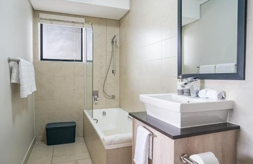 Century City Apartment | Walk to Canal Walk - Modern Flat