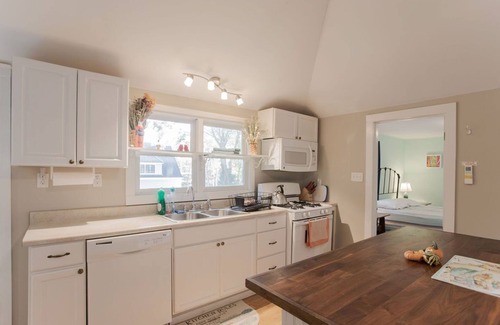 York Beach House | Walk to Cape Neddick Beach and Short Sands