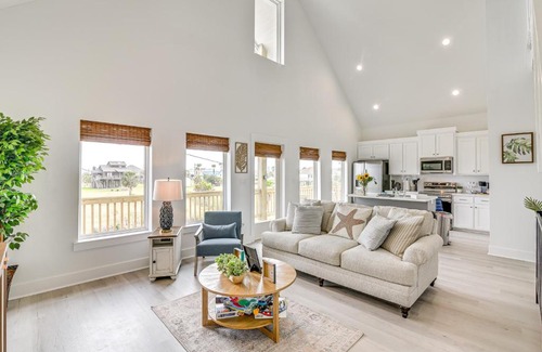 Crystal Beach House | Walk to Crystal Beach The Sandbar Escape