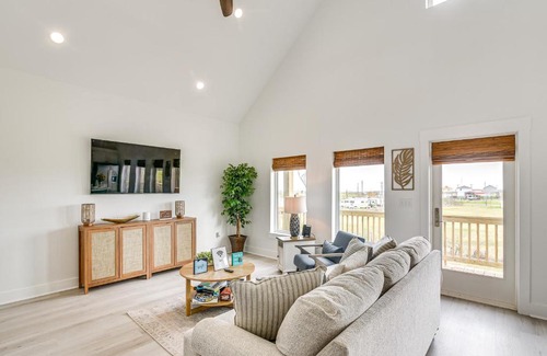 Crystal Beach House | Walk to Crystal Beach The Sandbar Escape