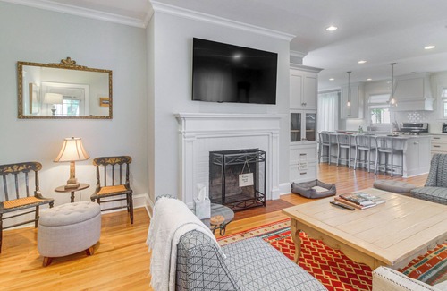 Belmont Historic District House | Walk to Dining & Shops: Historic Belmont Home