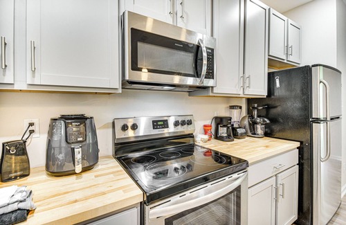 Hampton Cottage | Walk to Dining: Sleek Hampton Home w/Deck!