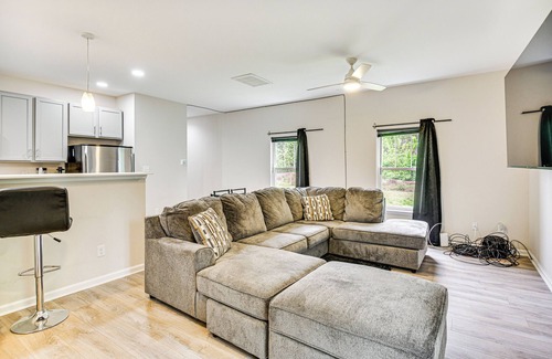 Hampton Cottage | Walk to Dining: Sleek Hampton Home w/Deck!