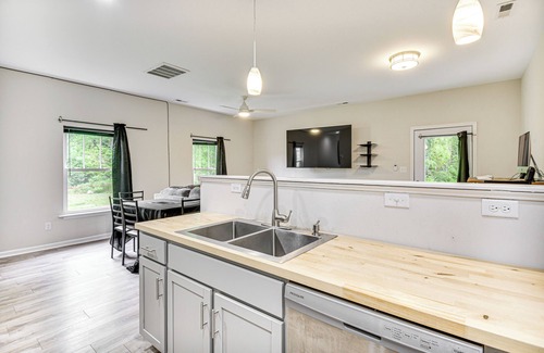 Hampton Cottage | Walk to Dining: Sleek Hampton Home w/Deck!