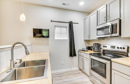 Hampton Cottage | Walk to Dining: Sleek Hampton Home w/Deck!