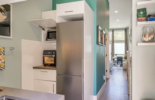Lawton Park House | Walk to Discovery Park: Bright Studio in Magnolia