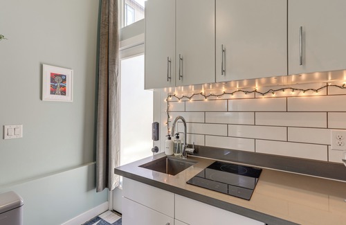 Lawton Park House | Walk to Discovery Park: Bright Studio in Magnolia