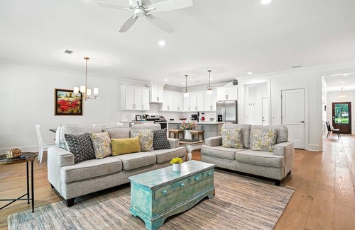 Saint Simons Heights House | Walk to Donuts, Tacos & Live Music Dog-Friendly Fenced Yard