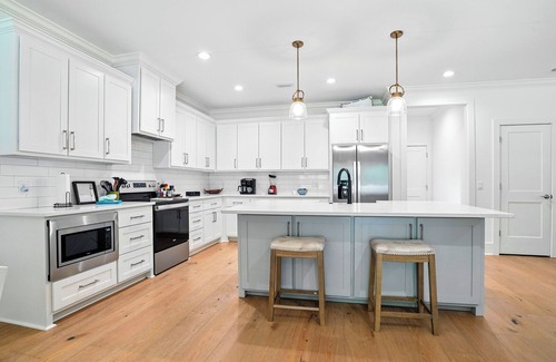 Saint Simons Heights House | Walk to Donuts, Tacos & Live Music Dog-Friendly Fenced Yard