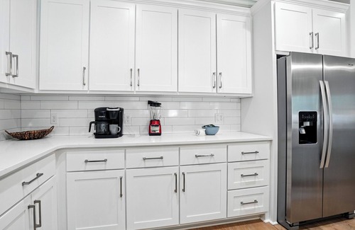 Saint Simons Heights House | Walk to Donuts, Tacos & Live Music Dog-Friendly Fenced Yard