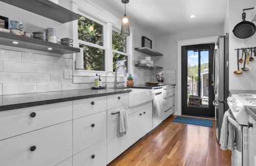 Old Town House | Walk to Downtown|Month Rentals|1 Dog Allowed