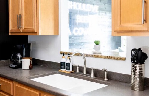 North Capitol Apartment | WALK to Downtown & Broadway - Pool, Parking & Patio