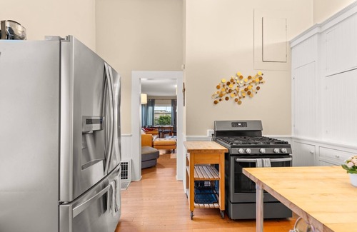 Ventura House | Walk To Downtown! Close To Beach -Hot Tub & Sauna