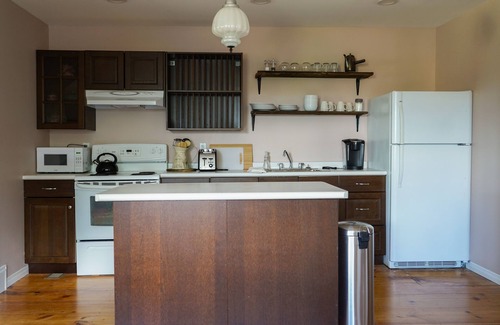 Orangeville House | Walk to Downtown or conservation area, 2 Bedroom home . Sleeps 4. Pets welcomed