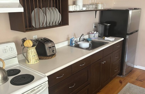 Orangeville House | Walk to Downtown or conservation area, 2 Bedroom home . Sleeps 4. Pets welcomed
