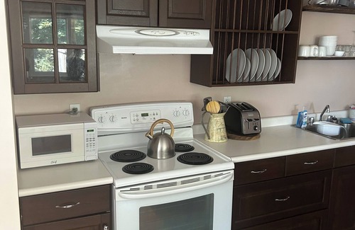 Orangeville House | Walk to Downtown or conservation area, 2 Bedroom home . Sleeps 4. Pets welcomed