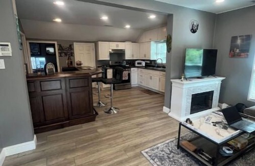 Pleasanton House | Walk to Downtown - Workspace + Pet Friendly