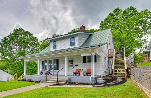 Greensburg Apartment | Walk to Dtwn Greensburg Charming Unit with Deck!