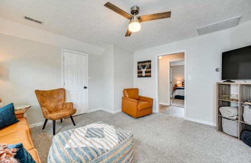 Greensburg Apartment | Walk to Dtwn Greensburg Charming Unit with Deck!