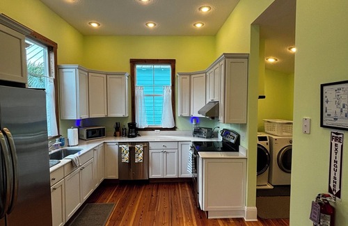 Lincolnville House | Walk to EVERYTHING Downtown within minutes. Lincolnville house w/on-site parking