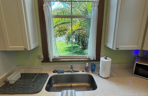 Lincolnville House | Walk to EVERYTHING Downtown within minutes. Lincolnville house w/on-site parking