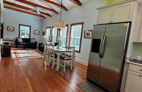 Lincolnville House | Walk to EVERYTHING Downtown within minutes. Lincolnville house w/on-site parking
