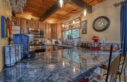 Arnold Cabin | WALK TO FLY-IN LAKE, ACCESS TO GOLF + SNOWFLAKE LODGE