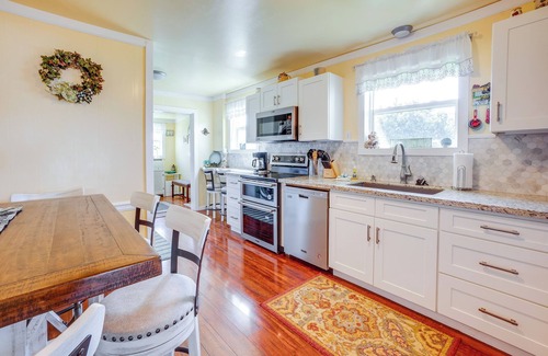 Gold Beach Cottage | Walk to Gold Beach: Charming Cottage w/Yard!