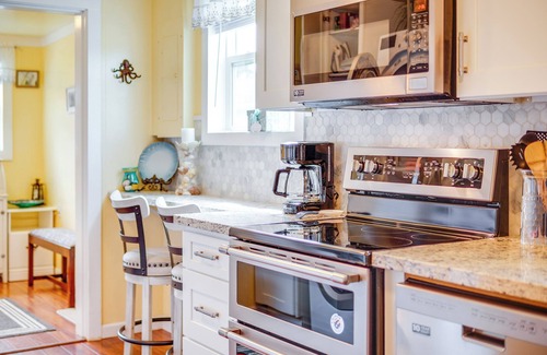 Gold Beach Cottage | Walk to Gold Beach: Charming Cottage w/Yard!