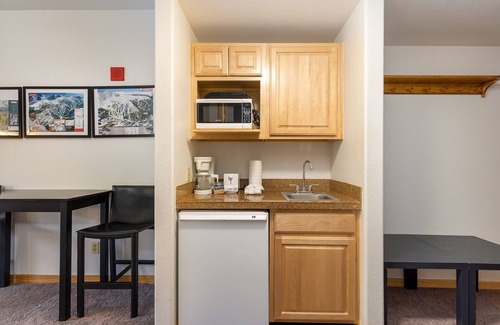 Mountain House Condo | Walk to Gondola in 8 minutes/Pool and Hot Tub/Fitness Room