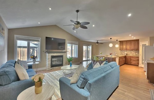 Grand Bend House | Walk to Grand Bend Main Beach | Sleeps 8 | Family Friendly | Heart of Grand Bend