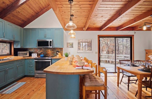 Truro House | Walk to Great Hollow Beach!