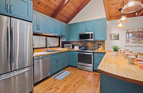 Truro House | Walk to Great Hollow Beach!