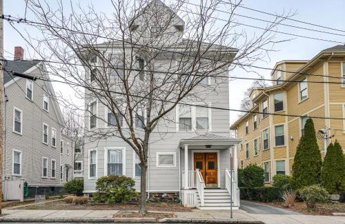 Mid-Cambridge Apartment | Walk to Harvard Square Apartment in Cambridge