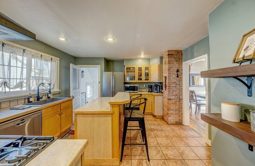 Sheridan House | Walk to historic downtown, cozy, pets welcome!