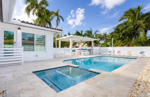 Hollywood Lakes Villa | WALK to Hollywood Beach Spectacular 5BR and 5BA Villa