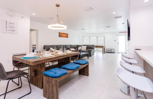 Hollywood Lakes Villa | WALK to Hollywood Beach Spectacular 5BR and 5BA Villa
