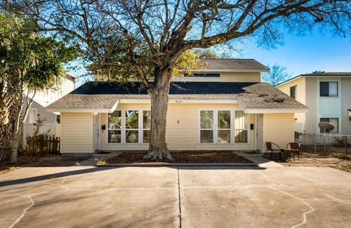 Jacksonville Beach House | Walk to Jacksonville Beach, 10min to Mayo