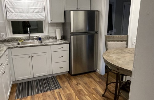 Knoxville House | Walk to Knoxville Raceway! 3BR, Fire Pit, Near Lake Red Rock & Pella
