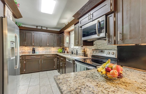 Springdale House | Walk to Lake Fayetteville: Family Retreat w/Deck