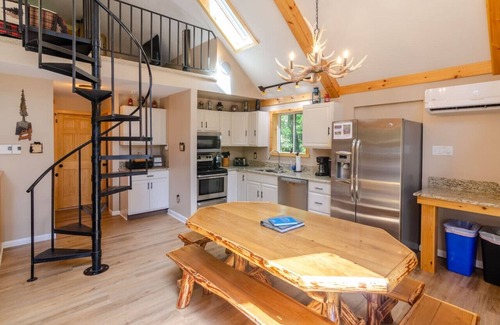 Lake Harmony Estates Cabin | Walk to Lake Harmony l FREE Beach Access l Hot Tub